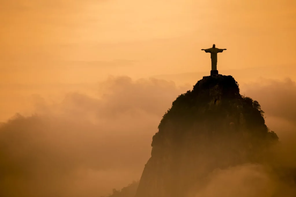 Christusstatue in Rio de Janeiro bei Sonnenuntergang