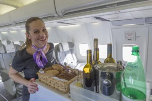 Flugbegleiterin mit Catering im Privatjet