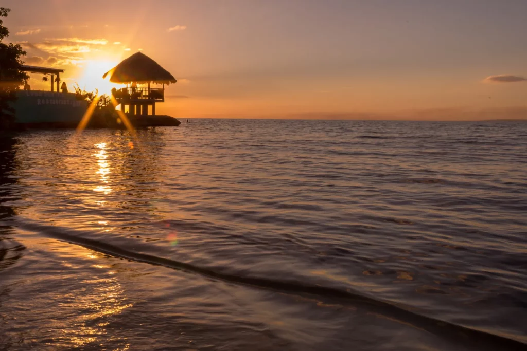 Meer in Jamaica bei Sonnenuntergang