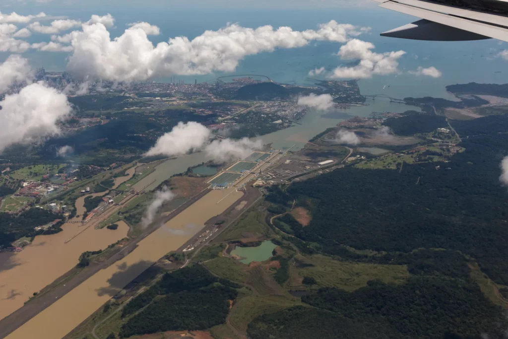 Blick auf Panama vom Flugzeug
