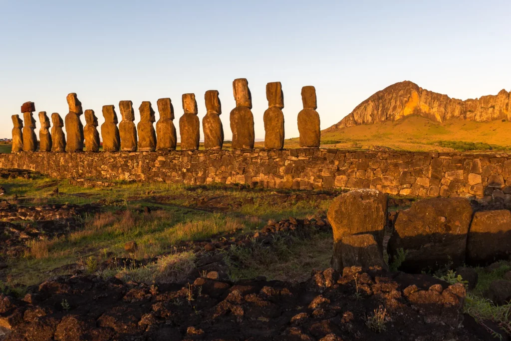 Osterinsel Moai bei Sonnenaufgang