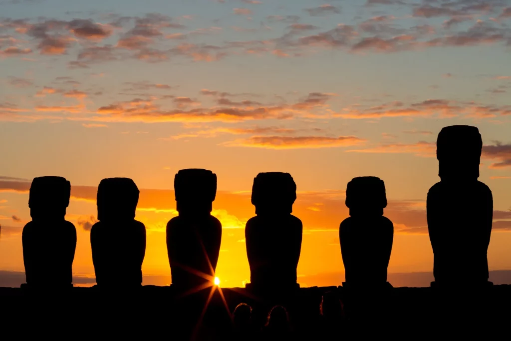 Osterinsel Moai Steinköpfe bei Sonnenuntergang