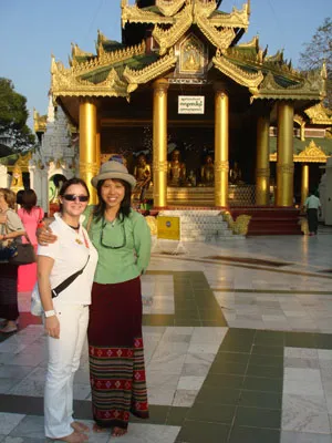 Zwei Frauen vor asiatischem Tempel