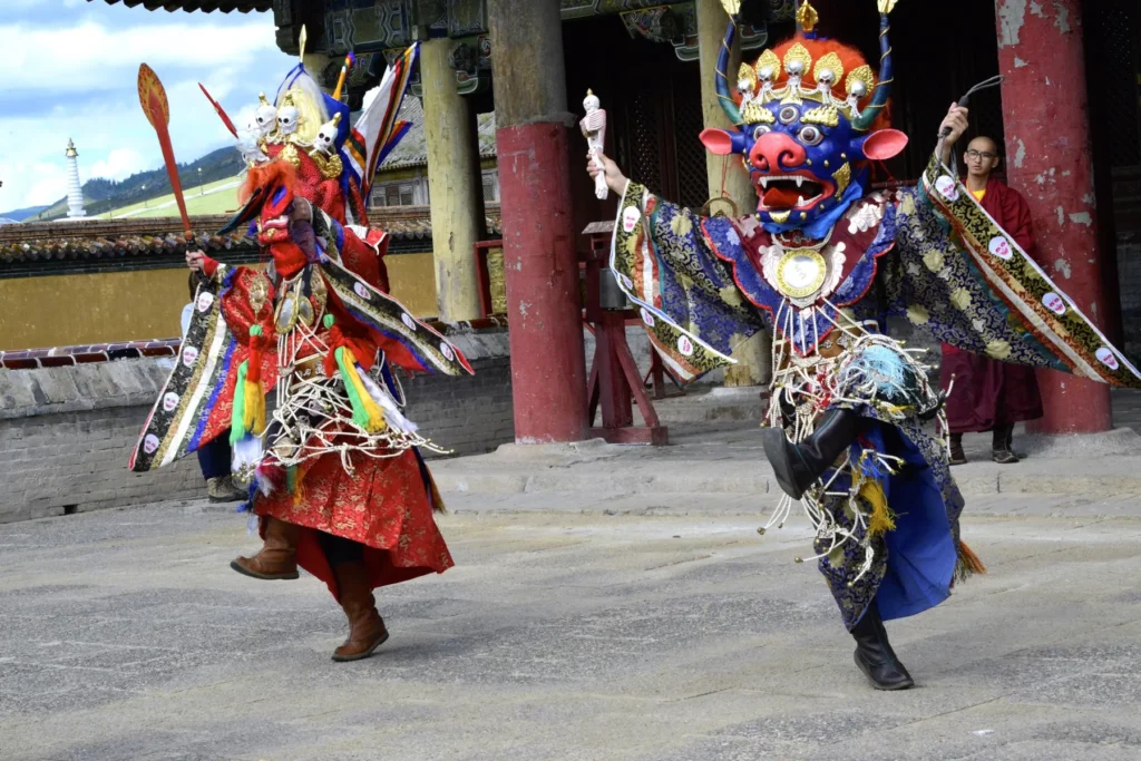 Tänzer mit traditionellem Gewand