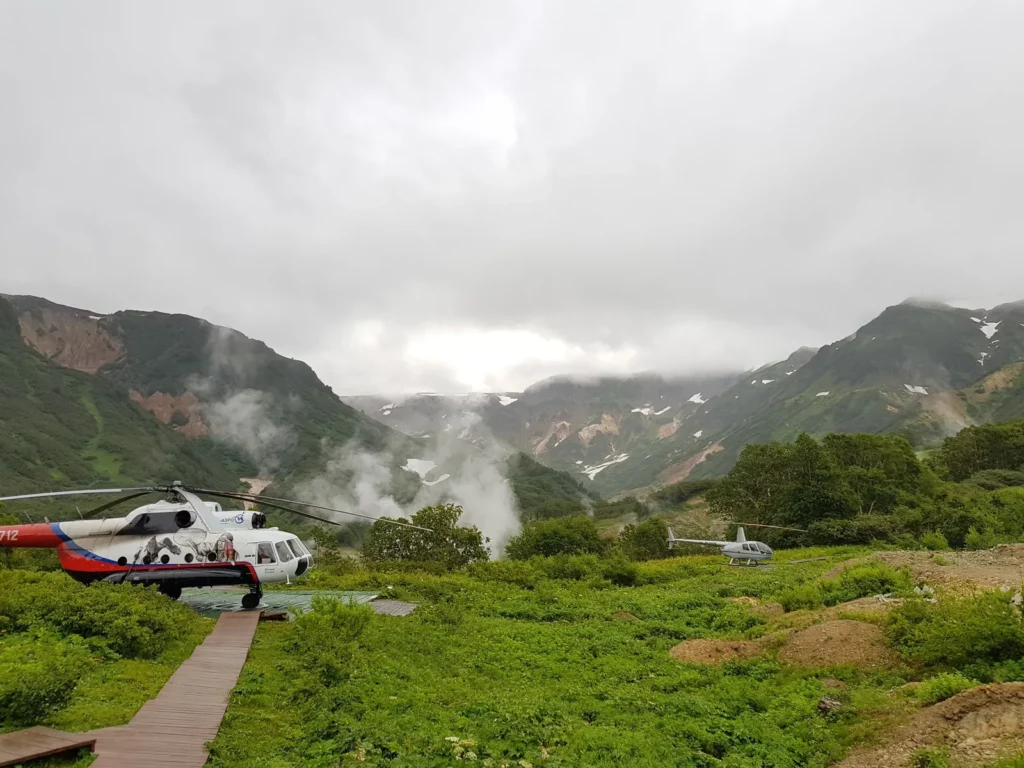 Hubschrauber in grüner Landschaft