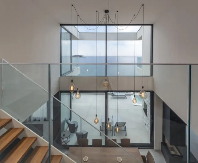 Luxus-Treppenhaus mit Meerblick