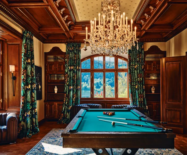 Luxuriöser Salon in der Villa Anna mit Billardtisch